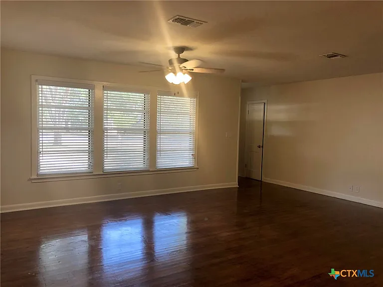 1002 Hazelton St — Photo 2