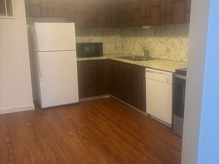 240 E 400 N #12 — Photo 9