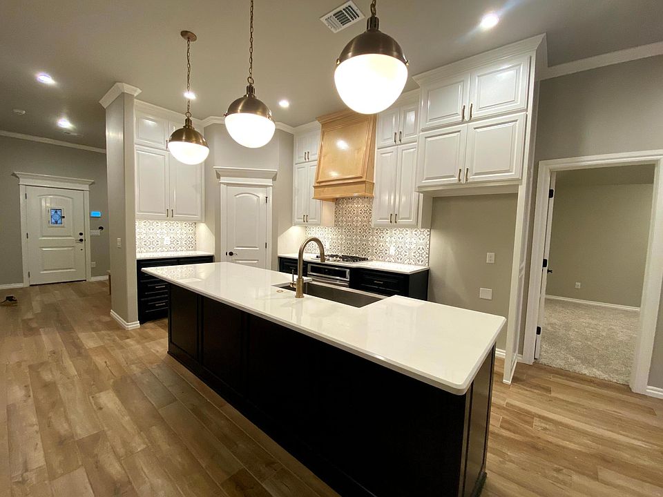 Open concept with 10ft ceilings