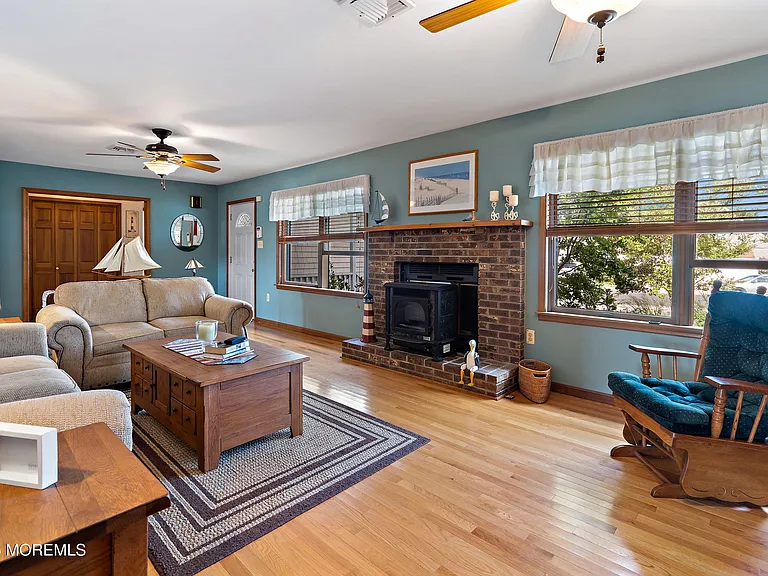 466 E Bay Ave — Photo 8