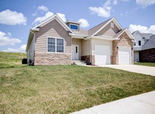 5 Greystone Ct, Le Claire, IA 52753