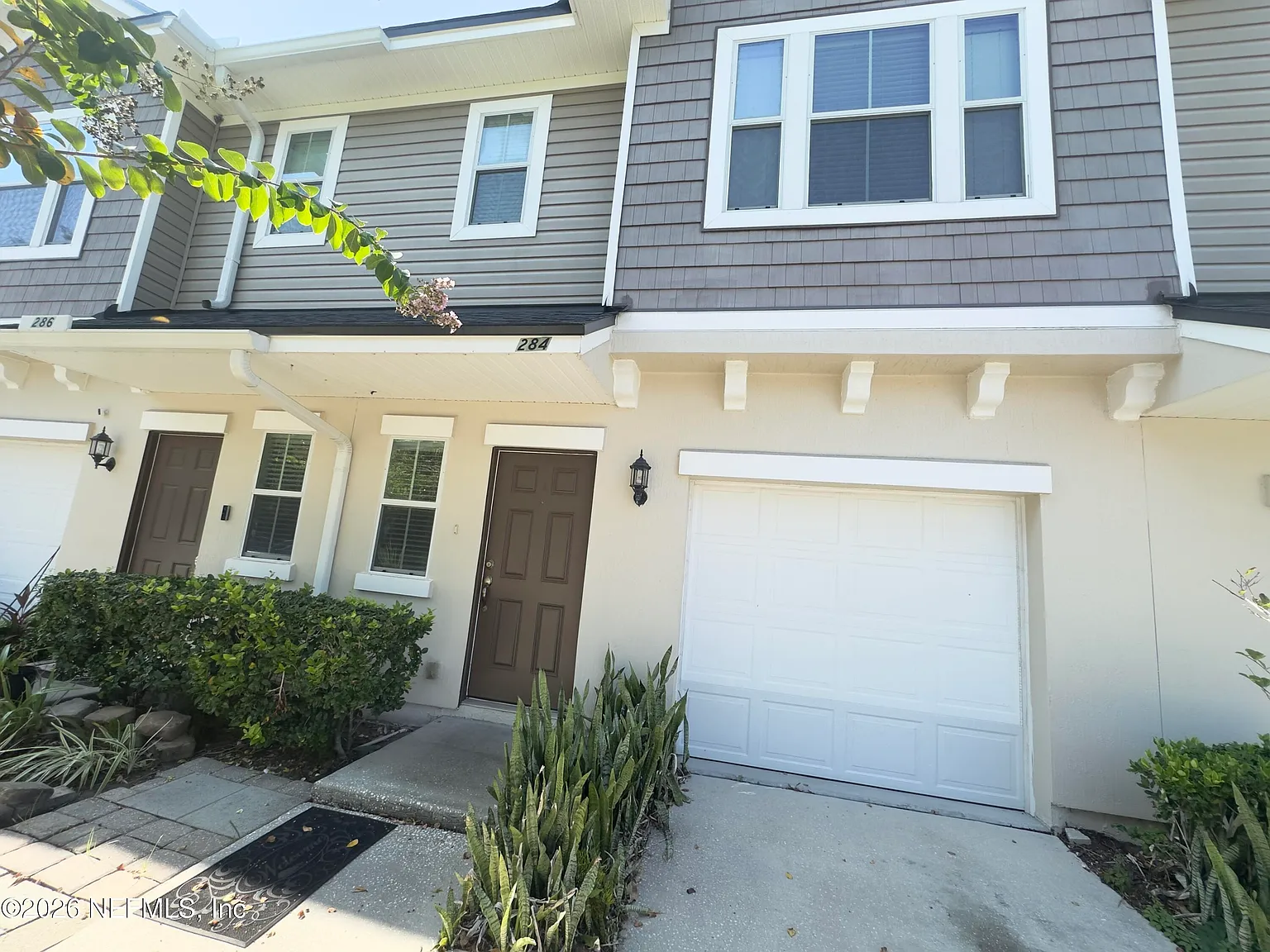 3 bed, 2.5 bath, 1372 sqft, $1,750 — Photo 1