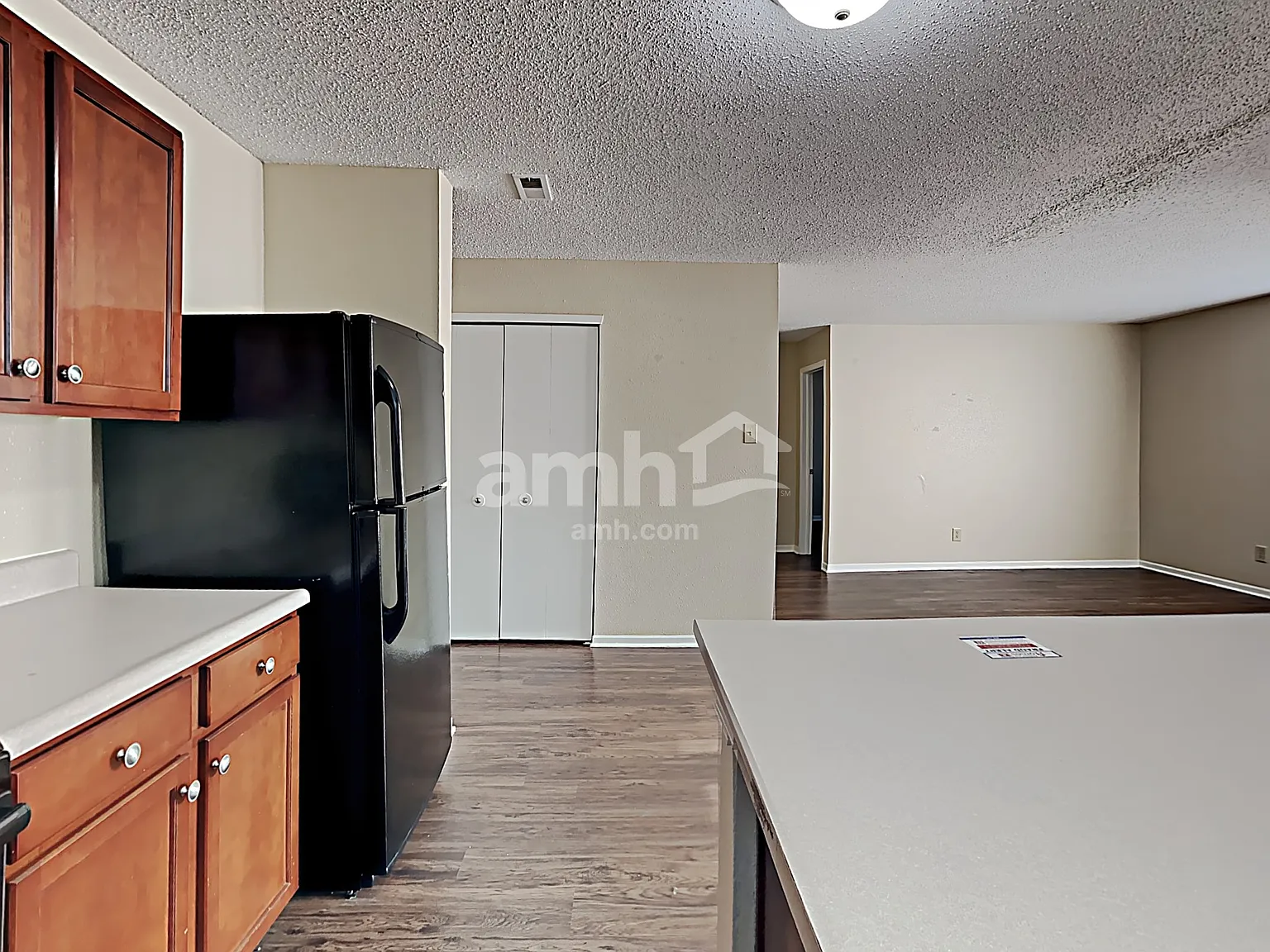 4 bed, 2.5 bath, 3732 sqft, $2,565 — Photo 4