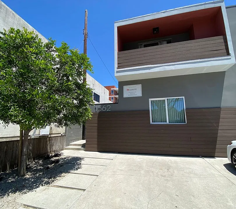 1562 Barry Ave