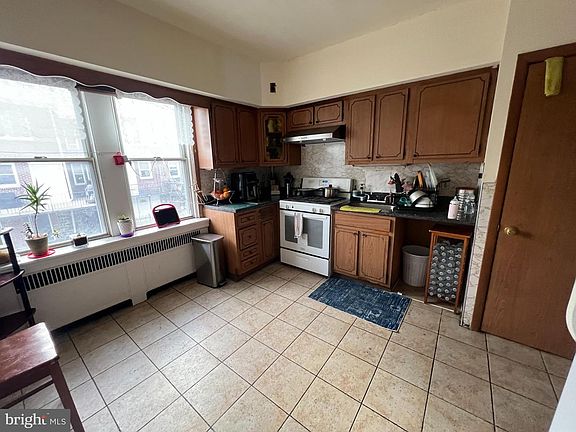 2nd image of 3158 Fanshawe St