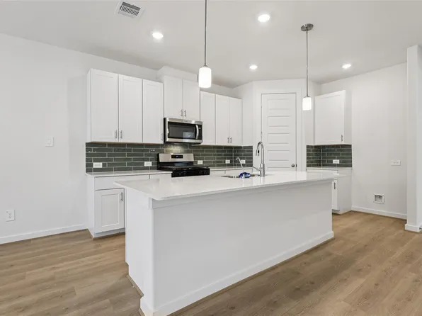 2156 Blue Heron Dr, Kemah, TX 77565