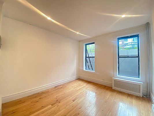 3rd image of 301 10th Ave #2X