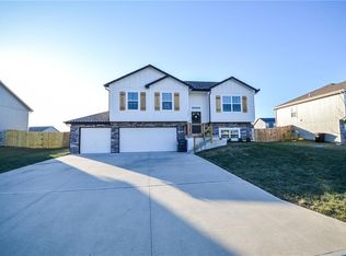 1103 NW 4th St, Oak Grove, MO 64075