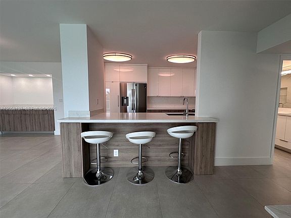 5th image of 100 Bayview Dr APT 317