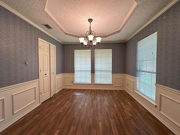 5th image of 132 Meadowglen Cir