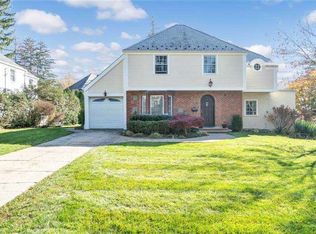 4 Stonehedge Rd, Great Neck, NY 11023