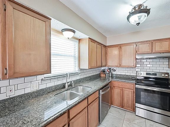 5th image of 812 Castleview Dr