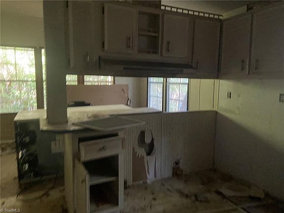 4th image of 2308 Forest Hills Dr