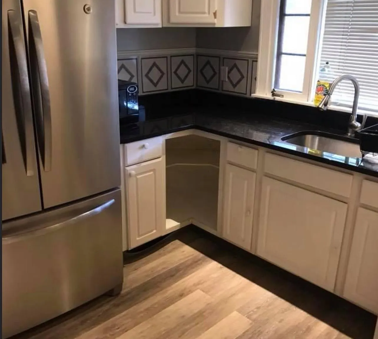 6 bed, 2400 sqft, $4,200 — Photo 1