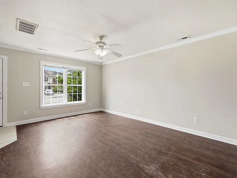 404 Springwood Dr — Photo 5