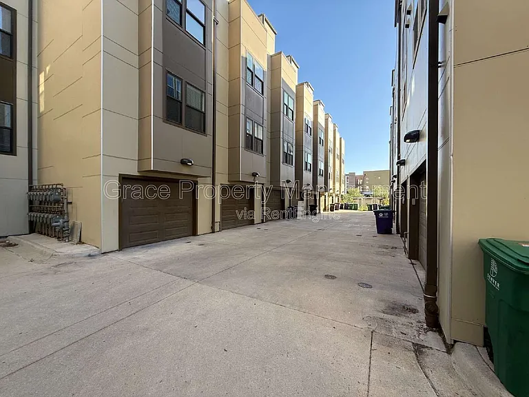 2200 Tremont Pl #6 — Photo 24
