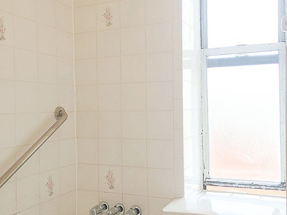 5th image of 327 Bedford Ave APT 1F