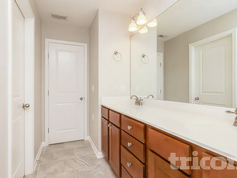 403 Riverwood Ct — Photo 7