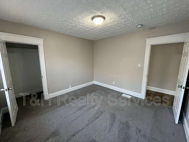 514 E 33rd St — Photo 12