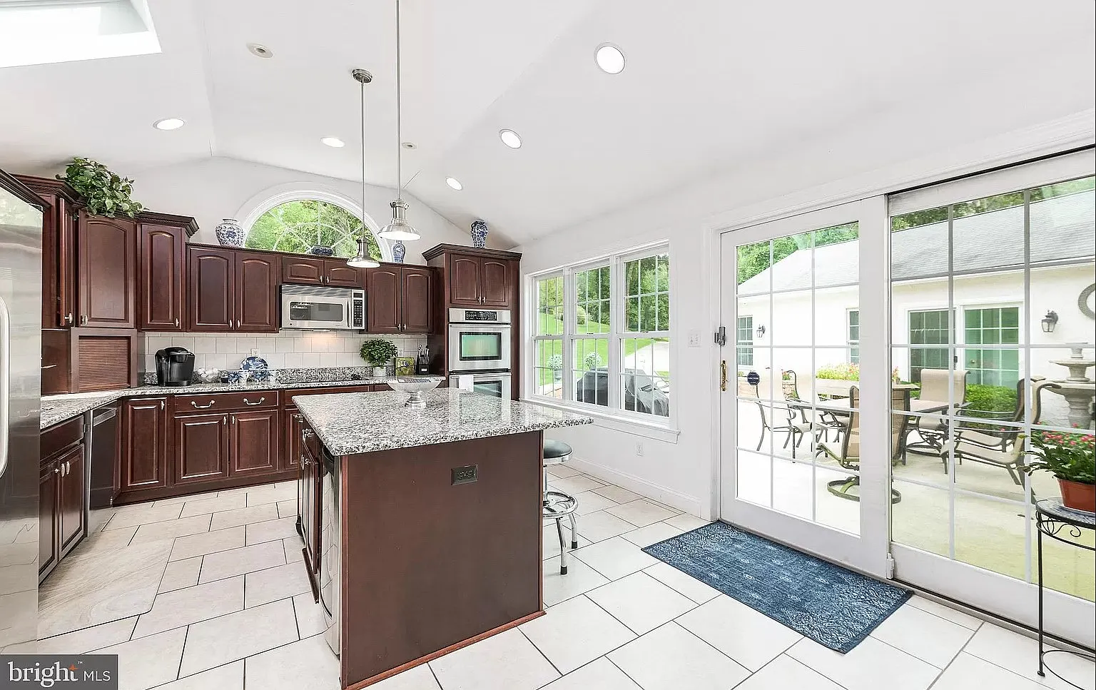 4 bed, 5481 sqft, $5,800 — Photo 4