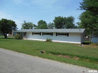 639 E 4th St, Flora, IL 62839