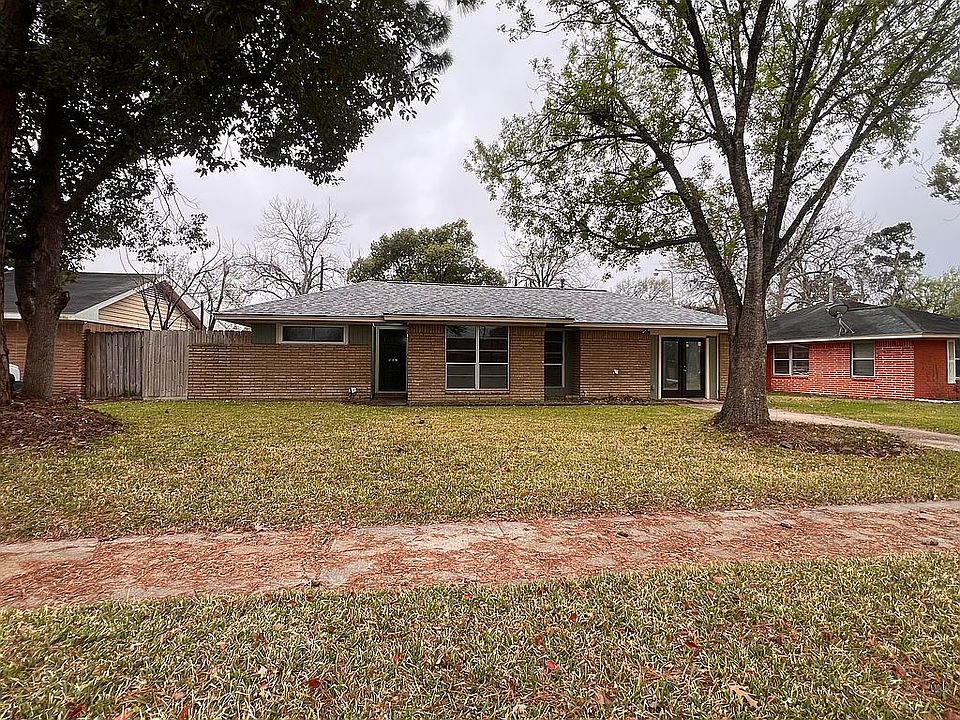 507 Midway Dr, Baytown, TX