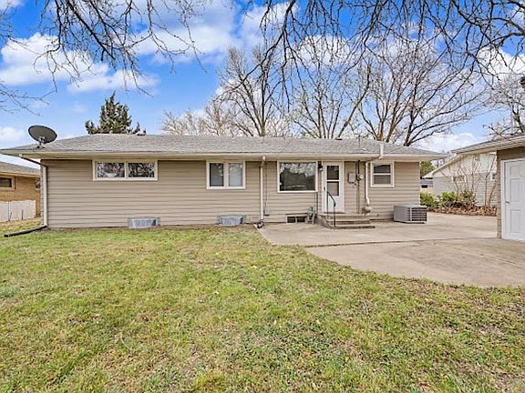 4th image of 921 Manor Rd