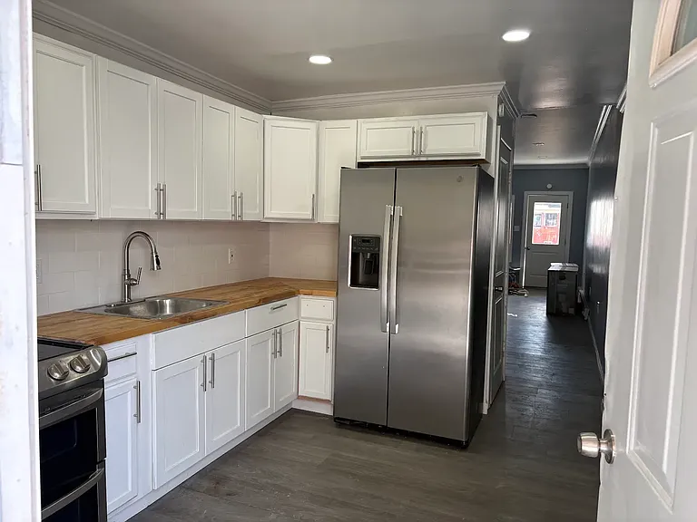 409 W Market St — Photo 4