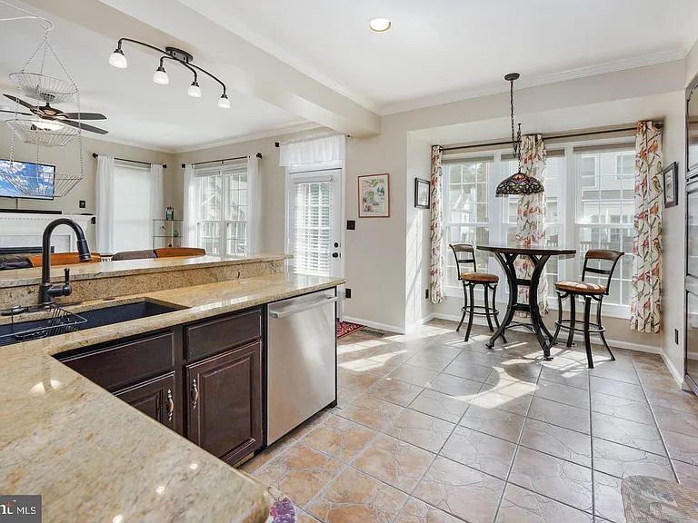 6624 Thurlton Dr — Photo 7