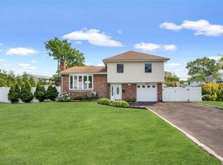 140 11th Ave, West Babylon, NY 11704