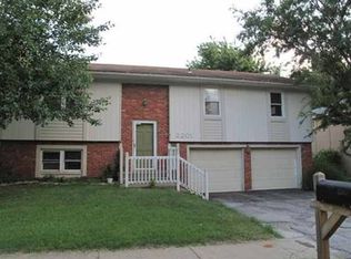 2201 E Arrowhead Dr, Olathe, KS 66062