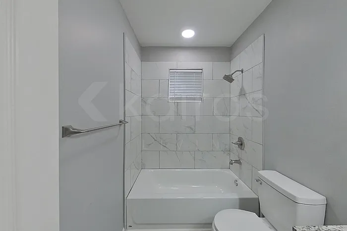 230 E Colonial Dr — Photo 8