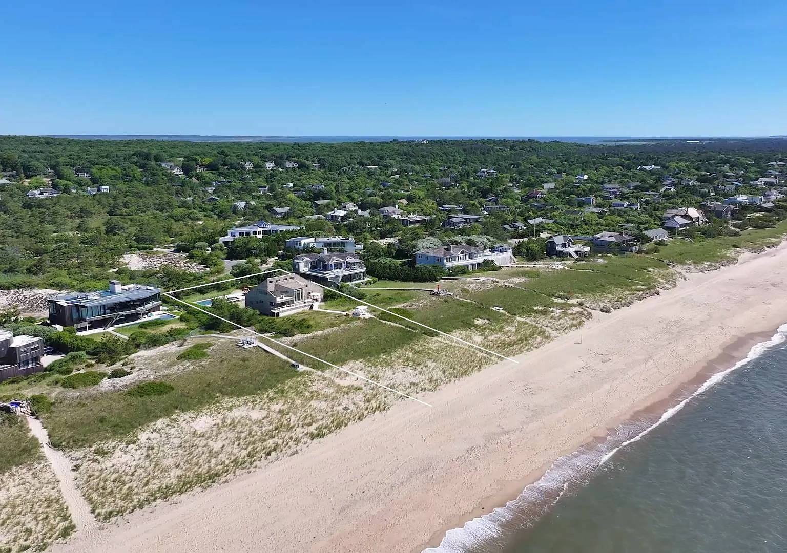 Exclusive Beachfront Living In Amagansett — Photo 1