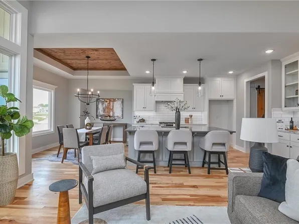5866 McCormick Dr, Shawnee, KS 66226