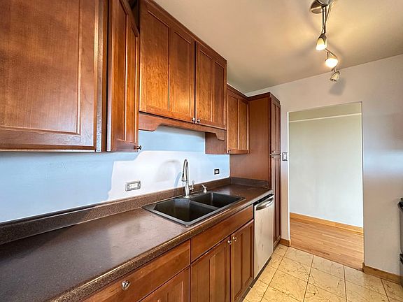 5th image of 4180 N Marine Dr APT 508