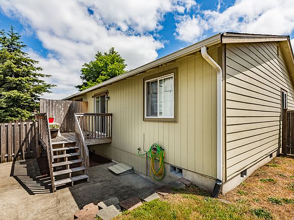 5th image of 16326 Birkland St SE