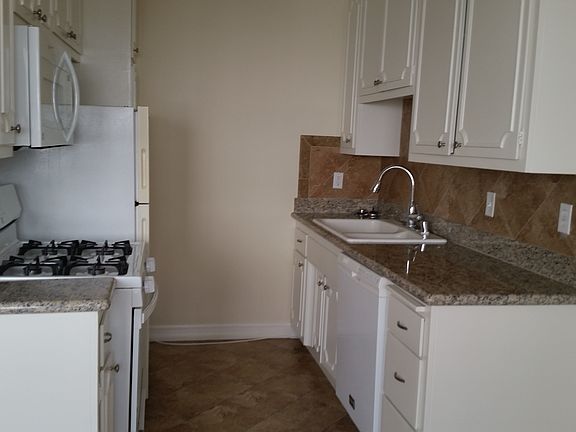 3rd image of 11825 Goshen Ave APT 08