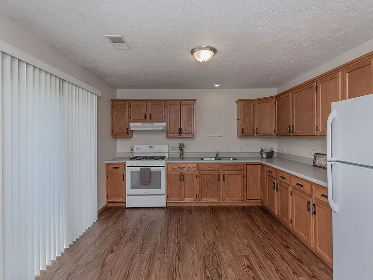 921 Pius Ln — Photo 12