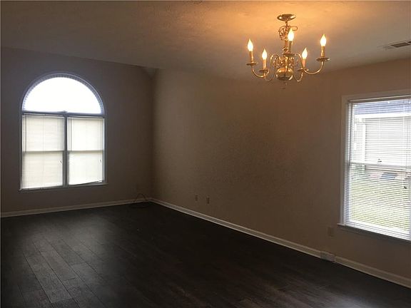 3rd image of 490 Clearwater Pl