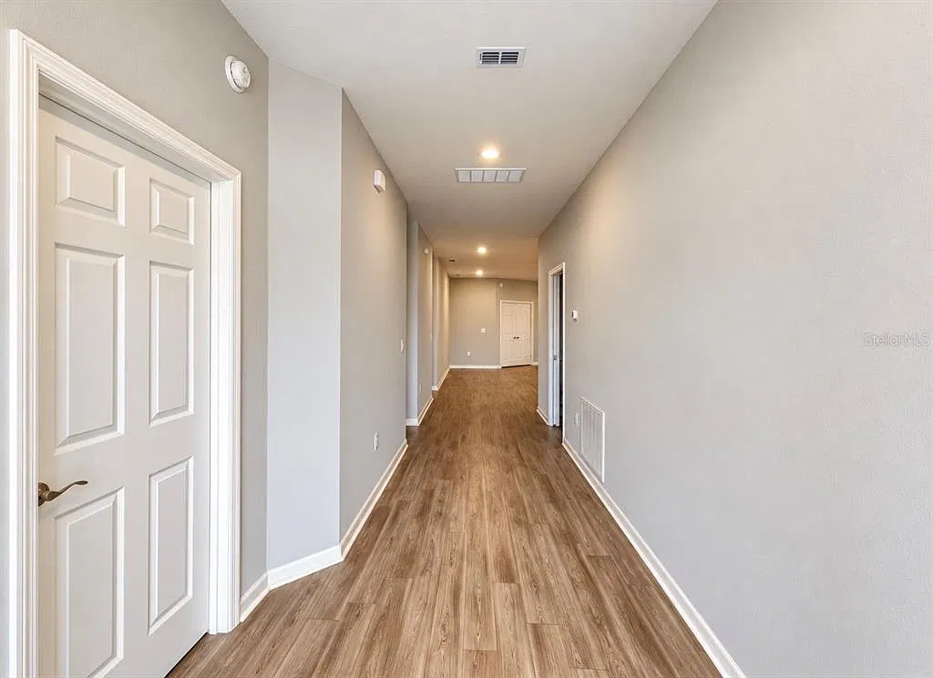 4 bed, 2.5 bath, 1957 sqft, $2,450 — Photo 2
