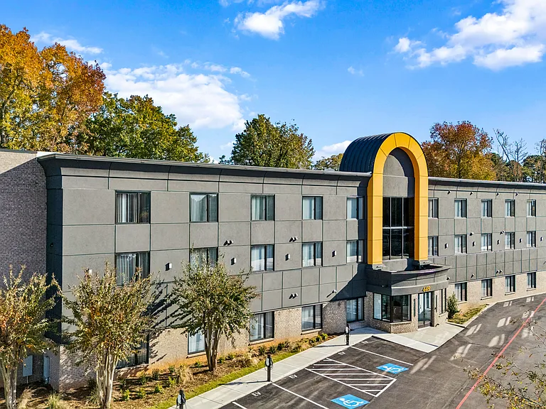 The Tucker Luxury Apartments — Photo 9