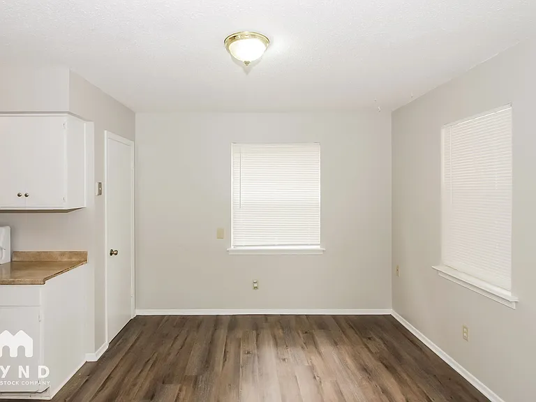 6875 Embassy Cir — Photo 8