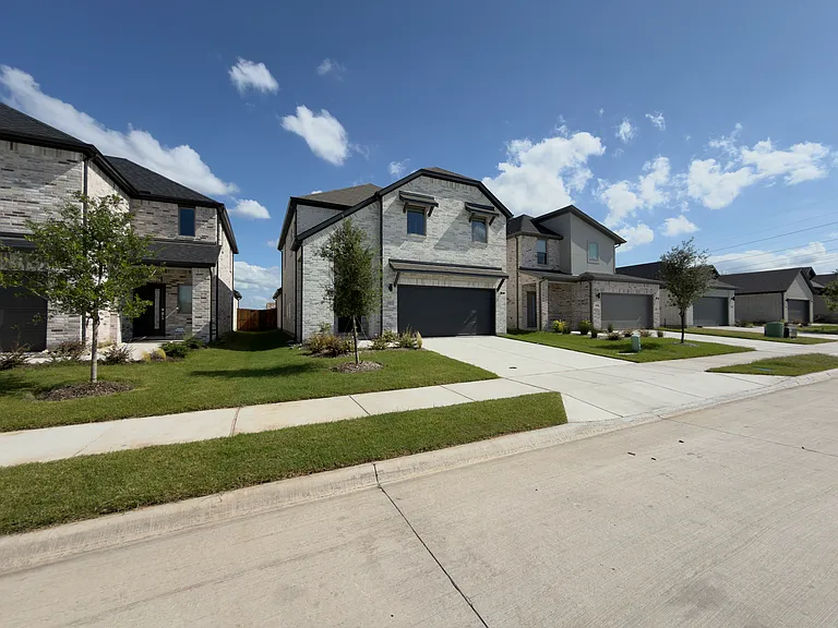 120 Millwood Rd — Photo 2