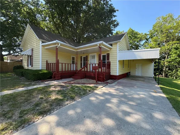 106 E Clark Ave, Effingham, IL 62401