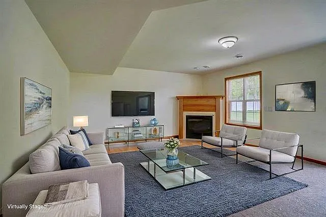 4 bed, 2160 sqft, $2,800 — Photo 3