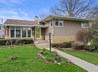 841 N 113th St, Wauwatosa, WI 53226