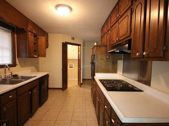 4th image of 3816 Windyke Dr