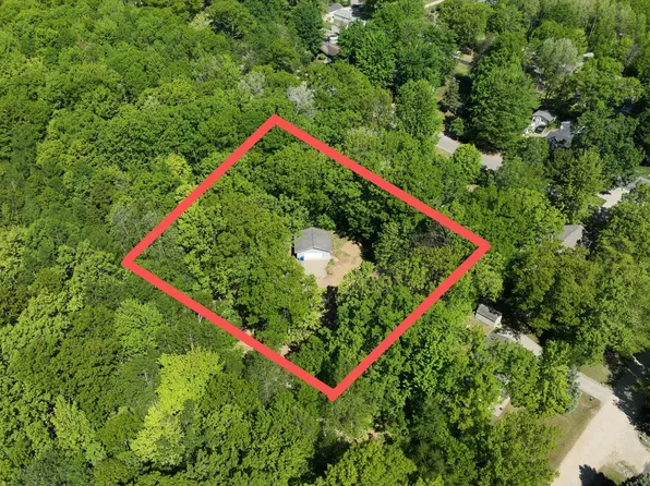 302 Bay City Trl, Houghton Lake, MI 48629