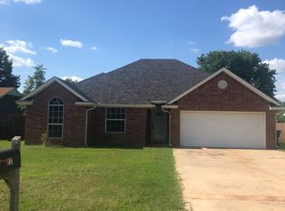 27 Hillcrest Dr, Chickasha, OK 73018