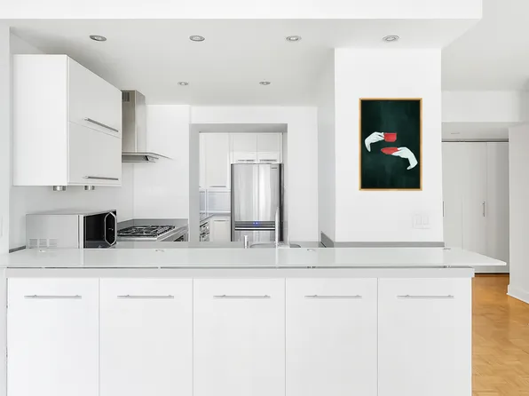 250 East 40th Street image 3 of 15